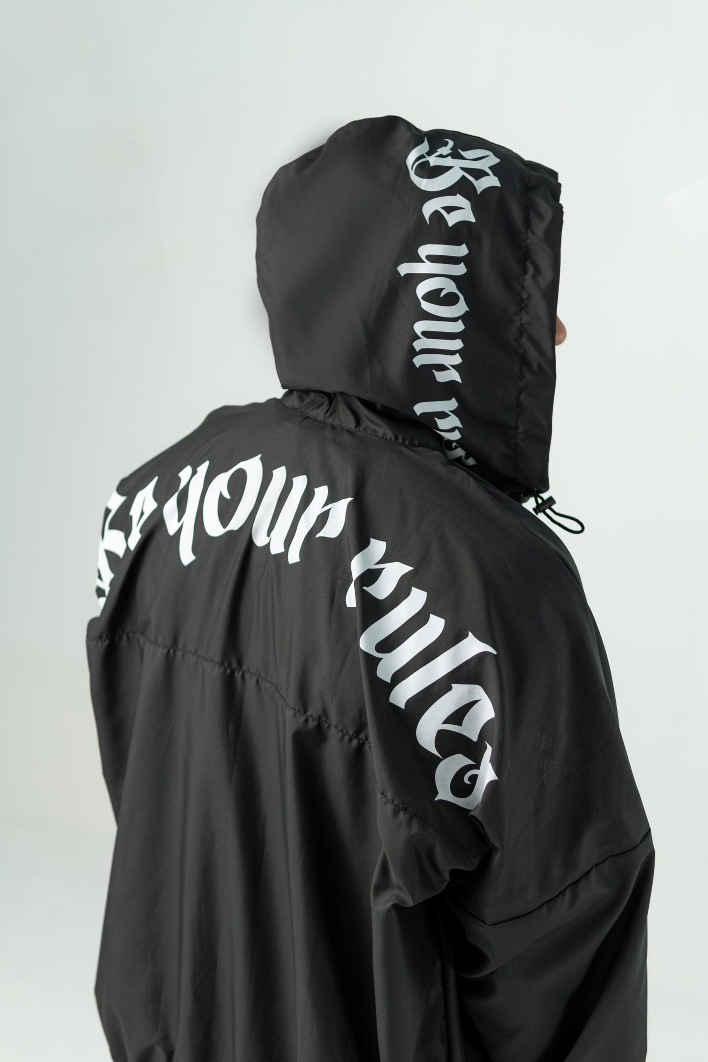 CHAQUETA IMPERMEABLE UNISEX NEGRA 'BE YOUR RULES'