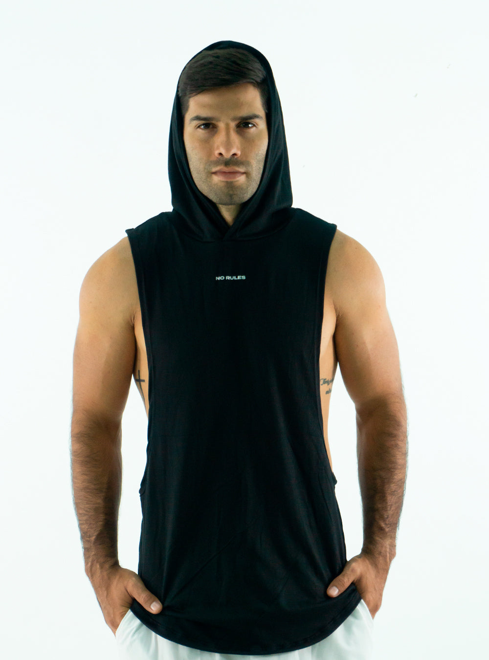 SUDADERA CON CAPUCHA MUSCLE NEGRA